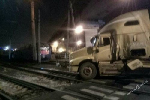 На железнодорожной станции «Одесса-порт» грузовик столкнулся с поездом