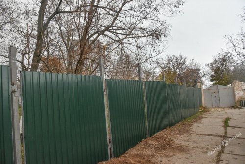 Участок у моря возле одесского санатория «Россия» оградили забором: намечается большая стройка? (фото, видео)