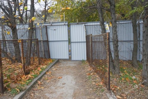 Участок у моря возле одесского санатория «Россия» оградили забором: намечается большая стройка? (фото, видео)