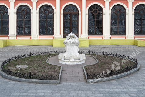 Одесский фонтан со скульптурами на Театральной площади отреставрируют