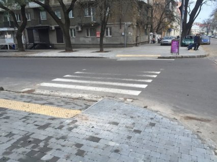На Нежинской ремонтируют тротуары – пока взялись за нечетную сторону
