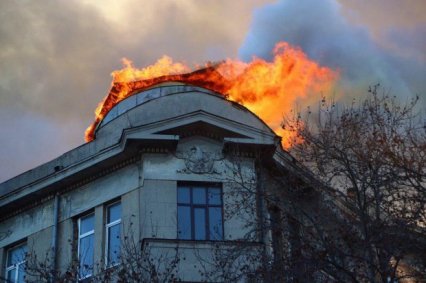 В центре Одессы горит старинный дом: много пострадавших, пожар начался в помещениях экономического колледжа (обновляется, фото, видео)