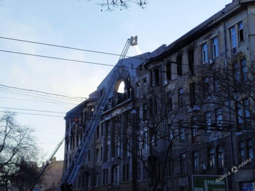 Пожар в центре Одессы: здание все еще тлеет, спасатели не могут приступить к поискам 14-ти пропавших (фото)