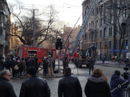 Пожар в центре Одессы: здание все еще тлеет, спасатели не могут приступить к поискам 14-ти пропавших (фото)