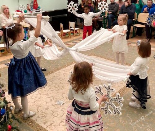 Сказочные персонажи, песни и танцы: в одесских Домах ребенка отпраздновали День Святого Николая (фото)