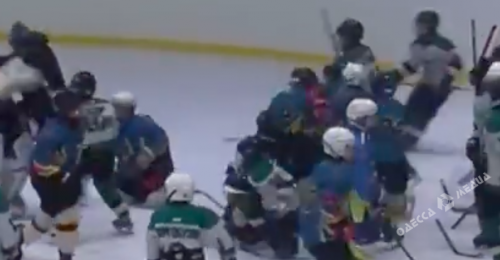 В Одессе юные хоккеисты подрались прямо на льду: есть пострадавшие (видео)