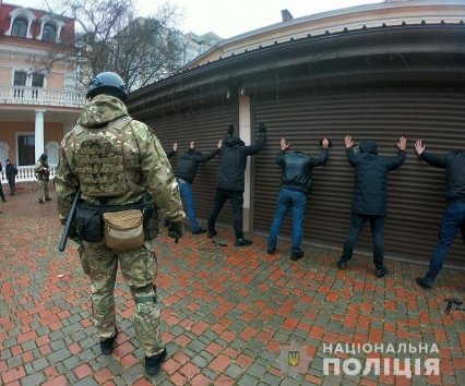 Одесса: несколько десятков вооруженных мужчин в масках напугали прохожих
