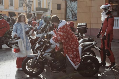 По Одессе на мотоциклах колесили Санта Клаусы (фоторепортаж)