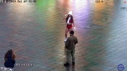 Девушка станцевала предновогодний тверк на Думской площади
