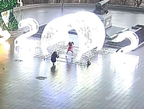 Снегурочка уже не та: на Думской площади девушка станцевала тверк на фоне новогодних инсталляций (видео)