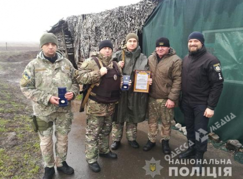 Одесские копы поздравили с новогодне-рождественскими праздниками коллег, которые служат в зоне ООС