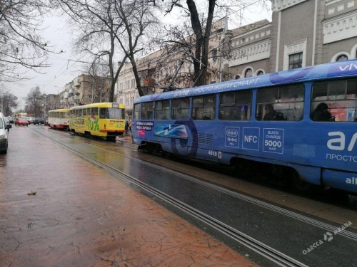 В центре Одессы из-за аварии приостановлено движение двух трамваев