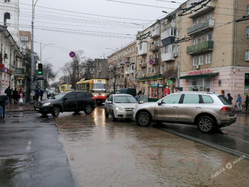 В центре Одессы из-за аварии приостановлено движение двух трамваев