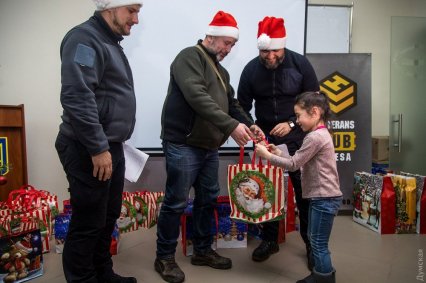 Квадрокоптеры, смарт-часы и колонки: дети погибших за Украину воинов получили новогодние гаджеты от «помощников Санты» из АТО (общество)