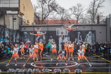 На одесской Молдаванке открыли стильную баскетбольную площадку (политика)