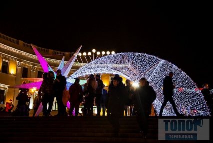 В Одессе Потемкинскую лестницу украсили светящимися фигурами (фото)