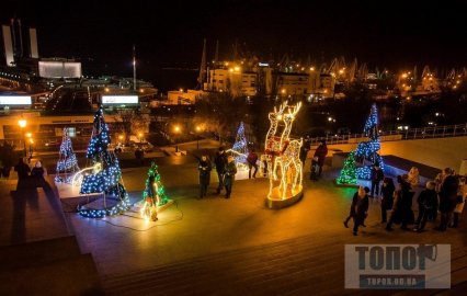 В Одессе Потемкинскую лестницу украсили светящимися фигурами (фото)