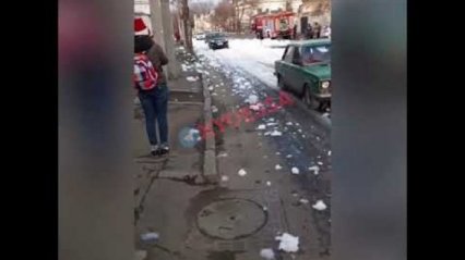 Почти снег: улица в Одессе покрылась пеной (видеофакт)