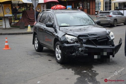 В центре Одессы столкнулись кроссовер и авто охранной фирмы (фото)
