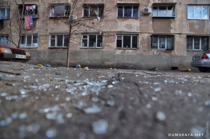 Взрыв в одесском общежитии: изрешеченная кухня, стекла на детской площадке и следы крови