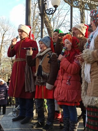 Хороводы, колядки и праздничный фуршет: в Горсаду проходят рождественские гулянья