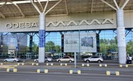 Мужчина в балаклаве сбил шлагбаум в Одесском аэропорту и заявил о минировании терминала (обновляется)