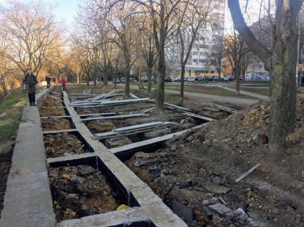 На бульваре Жванецкого заливают бетонный фундамент для укрепления склона