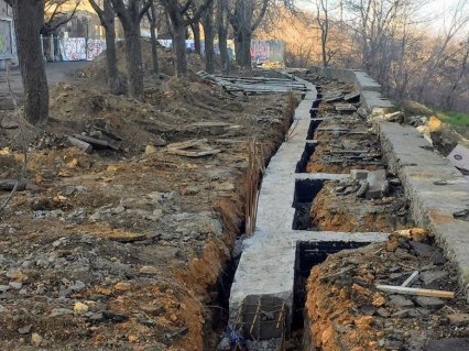 На бульваре Жванецкого заливают бетонный фундамент для укрепления склона