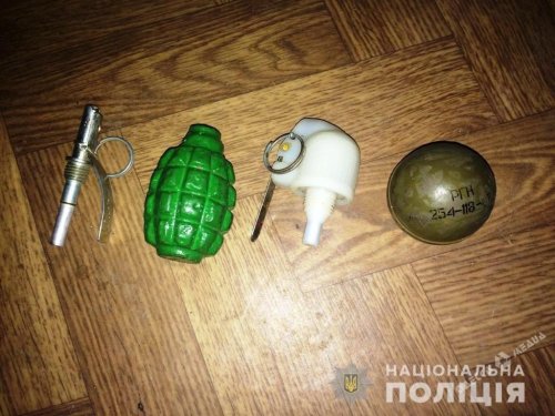 Во время застолья в Одесской области мужчина решил похвастаться своими гранатами