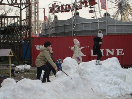 В одесском парке играют в снежки и лепят снеговиков (фото)