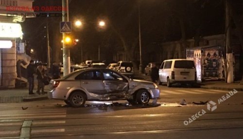 В центре Одессы столкнулись легковушка и внедорожник (фото)