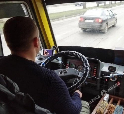 Водитель одесской маршрутки смотрел видео на телефоне прямо во время езды (фото)