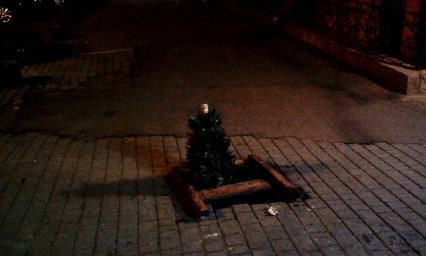 Опасный провал в центре Одессы обозначили выброшенной елкой (фото)