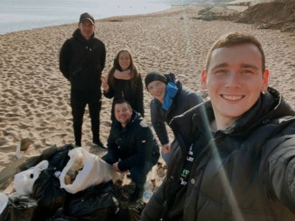 Школьники Черноморска убрали от мусора пляж (фото)