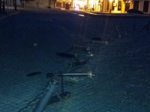 Ночью на Греческой площади неизвестные вандалы разрушили ограду (фото)