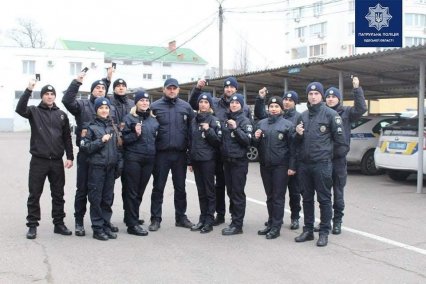 В Одессе 30 новобранцев получили погоны патрульных. Им обещают квартиры в лизинг и зарплату от 12 тыс. гривен
