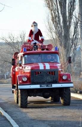 В райцентре Одесской области Дед Мороз приехал к детям на пожарной машине (фото,видео)