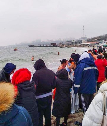 Более 15 тыс. одесситов окунулись в море на Крещение (фото)
