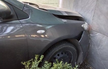 В Одессе автомобиль врезался в стену торгового центра