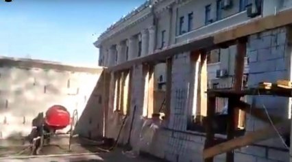 Кадр одесского дна: напротив вокзала строят капитальное здание на тротуаре