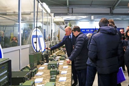 Разумков посетил одесский завод «Телекарт-Прибор»: «Побольше бы таких национальных производств»
