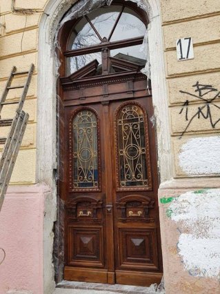 В Одессе отреставрировали первую дверь за бюджетные 350 тыс. гривен (фото)