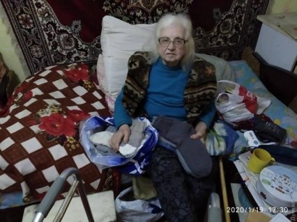 В Одессе лежачая пенсионерка вяжет носки для бездомных
