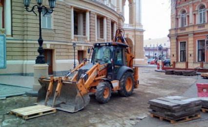 Возле Одесского оперного театра начался ремонт с тяжелой техникой (фото)