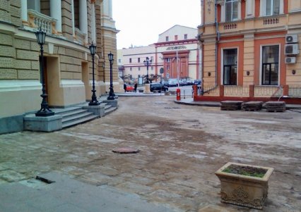 Возле Одесского оперного театра начался ремонт с тяжелой техникой (фото)