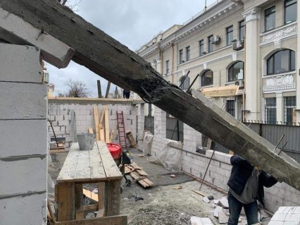 Перед одесским вокзалом сносят незаконный магазин, который не успели построить (фото)