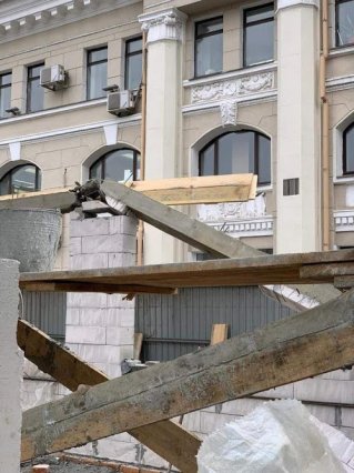 Перед одесским вокзалом сносят незаконный магазин, который не успели построить (фото)