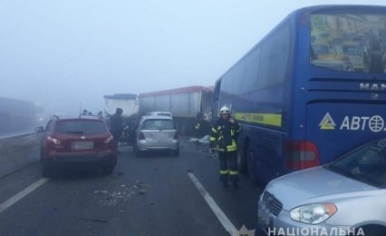На трассе «Одесса-Киев» из-за тумана столкнулись 11 транспортных средств: один человек погиб, двое госпитализованы