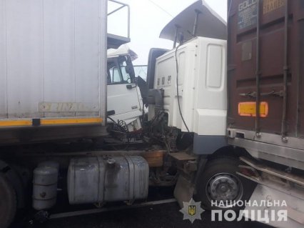 На трассе «Одесса-Киев» из-за тумана столкнулись 11 транспортных средств: один человек погиб, двое госпитализованы