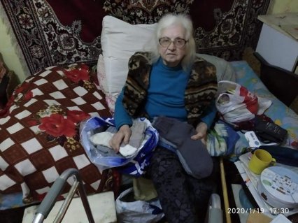 Одесская бабушка в 86 лет вяжет носки для бездомных